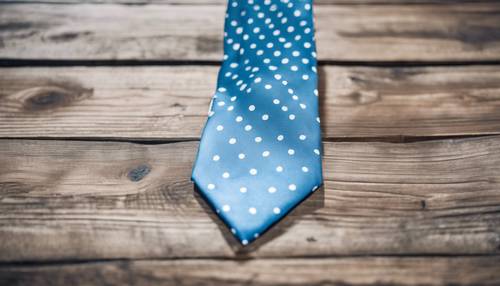 Dasi biru muda yang cerah dan rapi dengan bintik-bintik putih tergantung dengan latar belakang kayu pedesaan.