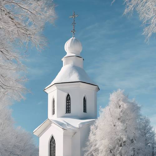 برج كنيسة صغيرة مغطاة بالثلوج البيضاء في مواجهة سماء شتوية زرقاء باردة.