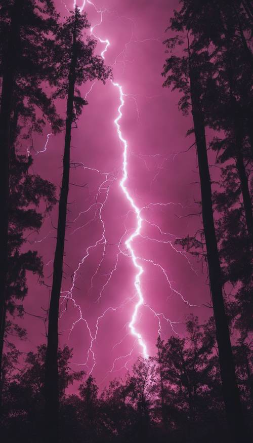 Un relámpago rosa fluorescente que ilumina un bosque oscuro durante una noche de tormenta