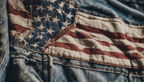 Uma bandeira americana camuflada com aparência vintage estampada em uma jaqueta jeans surrada.