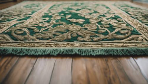 Ein handgewebter Teppich mit grünem und goldenem Damastmuster, der einem minimalistischen Zuhause Eleganz verleiht.