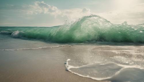 Delikatna, szałwiowo-zielona fala rozbijająca się o bezludną plażę, emanująca spokojną aurą.