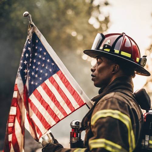 Un primer plano de un bombero orgulloso sosteniendo una bandera estadounidense.