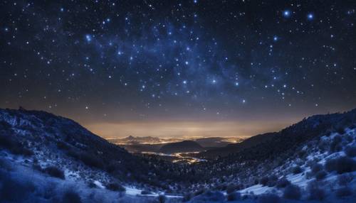 سماء ليلية مرصعة بالنجوم تظهر فيها كوكبة الجبار بشكل واضح، ملفوفة بغطاء من اللون الأزرق الملكي.