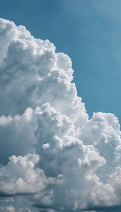 濃い雨の後に薄い青空に広がる白い雲の壁紙