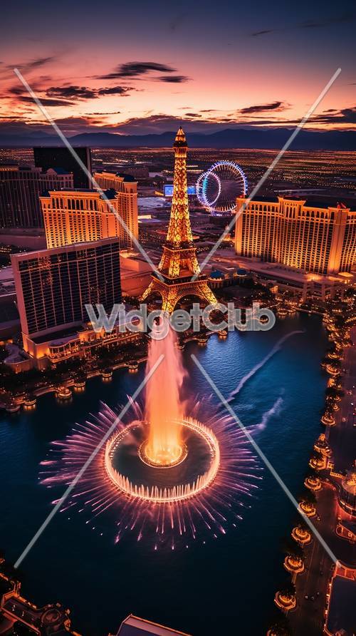 Paris Temalı Las Vegas Strip&#39;in Çarpıcı Gece Görünümü