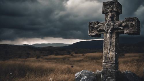 Una antigua cruz de piedra sobre un fondo oscuro y tormentoso.