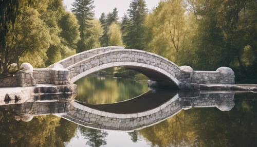 Biały kamienny most mieniący się nad spokojnym, odblaskowym jeziorem.