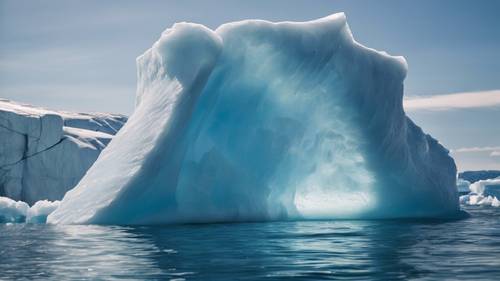 Ein Eisberg, der majestätisch inmitten des blauen Meeres unter der hellen arktischen Sonne schwimmt.