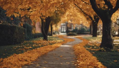Jalan taman yang panjang dan berkelok-kelok, dilapisi dedaunan musim gugur berwarna emas tua.