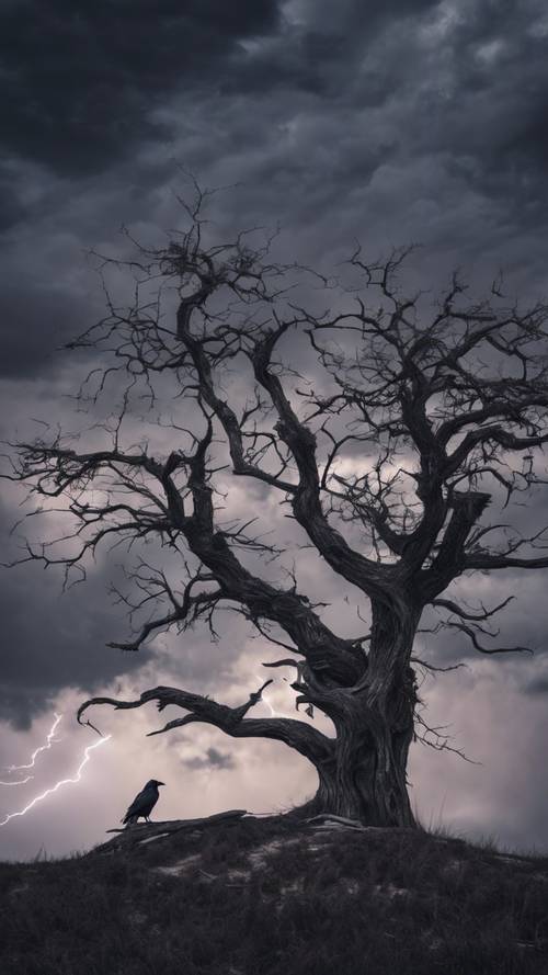 Seekor burung gagak yang sendirian bertengger di pohon tandus di langit malam yang diterangi cahaya bulan, dengan firasat awan badai berkumpul.
