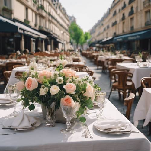 บิสโทรสุดชิคสไตล์ปารีสพร้อมผ้าปูโต๊ะลินินสดและดอกไม้สดในแต่ละโต๊ะ