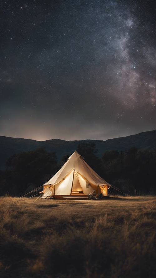 A canvas tent under a stark starry night sky, embodying the spirit of adventure. Tapet [8e563589cff54180a3af]