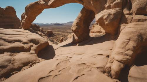 Formacje z piaskowca i naturalne łuki utworzone przez wiatr w pustynnym środowisku.