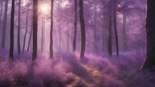 Мечтательный пейзаж леса, окутанного светло-фиолетовым туманом, солнечные лучи проглядывают сквозь деревья.