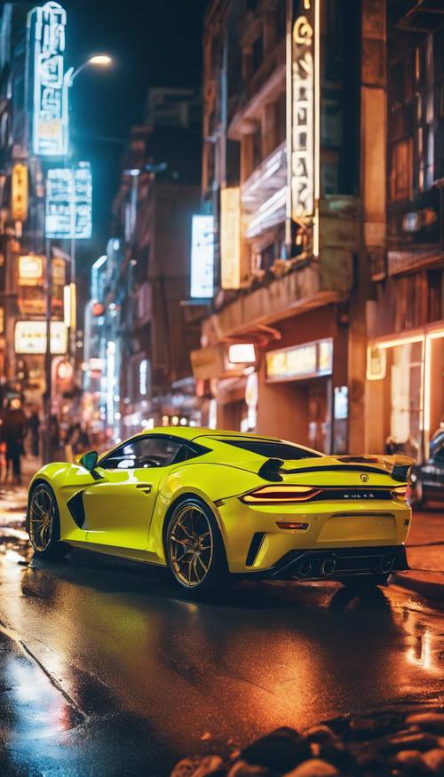 Mobil sport kuning neon berkilauan di bawah lampu neon kota di malam hari.