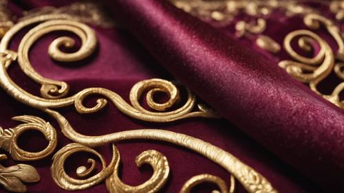 Opulento padrão de veludo cor de vinho com redemoinhos dourados brilhantes, que lembra uma tapeçaria real.
