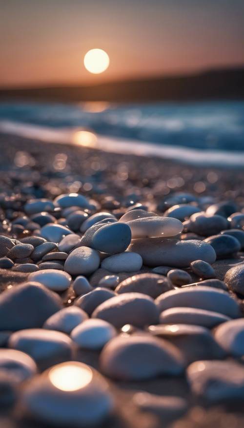 Ciottoli lisci che brillano al chiaro di luna sulla spiaggia.