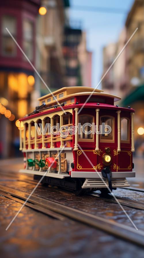 Игрушечный трамвай на улице миниатюрного города