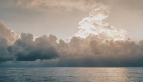 Ein elegantes Ombre-Design, das von tiefem Ozeanblau unten zu flauschigem Wolkenweiß oben übergeht.