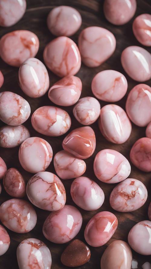 Semangkuk penuh batu marmer merah muda di spa yang damai.