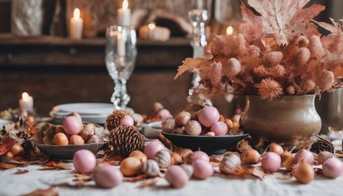 Eine rustikale Thanksgiving-Tischdekoration mit rosa Eicheln und Herbstblättern.