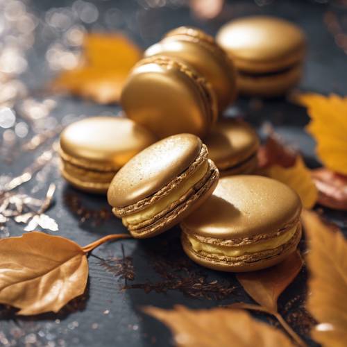 Macarons dourados com exterior brilhante emoldurado por folhas frescas de outono.