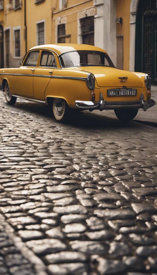 Un&#39;auto d&#39;epoca gialla senape parcheggiata su una strada acciottolata. Sfondo [880ec436c4b442e29585]