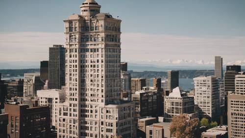시애틀의 고전 건축물인 스미스 타워와 전망대에서 도시를 관찰하는 사람들.