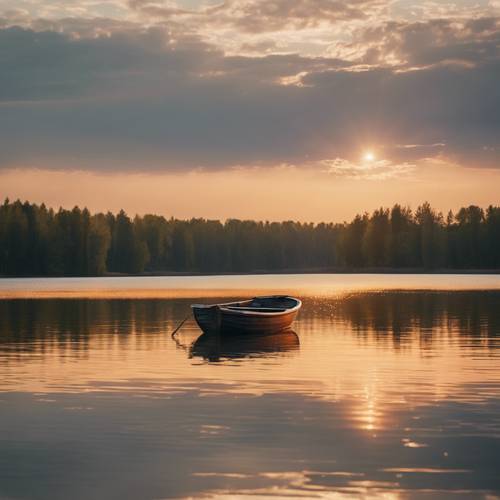 Eine ruhige Szene mit einem kleinen Boot, das am ruhigen See vor Anker liegt, während die Sonne untergeht.