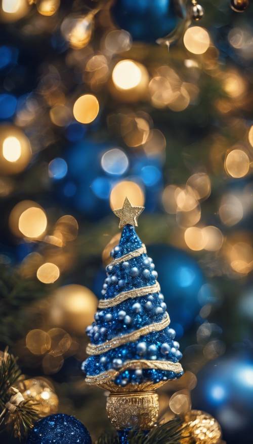 蓝色的圣诞树上装饰着闪闪发光的金色饰品，沐浴在温暖、柔和的节日灯光中。