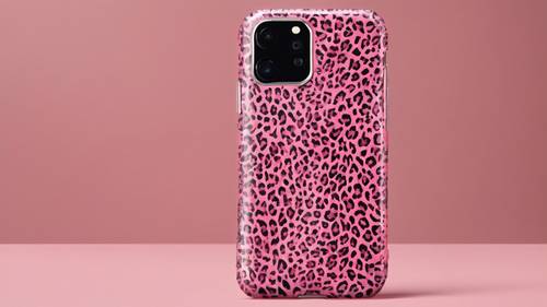 Яркий узор в виде фламинго и розового леопарда ярко изображен на стильном чехле для телефона.