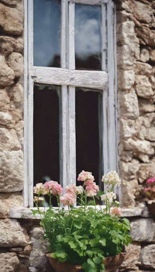 Primavera en un pueblo rústico con flores floreciendo en los alféizares de las ventanas de las cabañas de piedra.