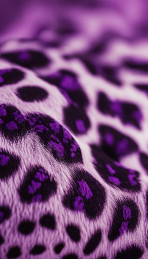Tampilan close-up cetakan cheetah ungu tebal.