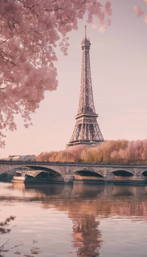 Ein zartrosa Eiffelturm, dessen Bild sich auf der ruhigen Oberfläche der Seine spiegelt.