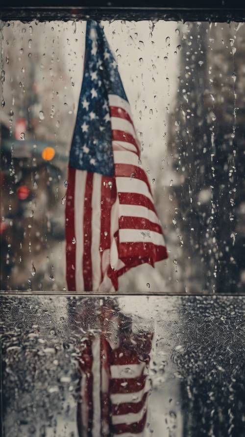 Un drapeau américain vu à travers la fenêtre trempée par la pluie.