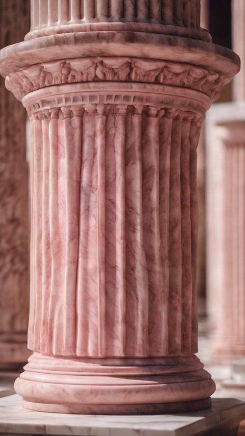 Détail architectural d&#39;une ancienne colonne de marbre rose, montrant une conception et un savoir-faire complexes.