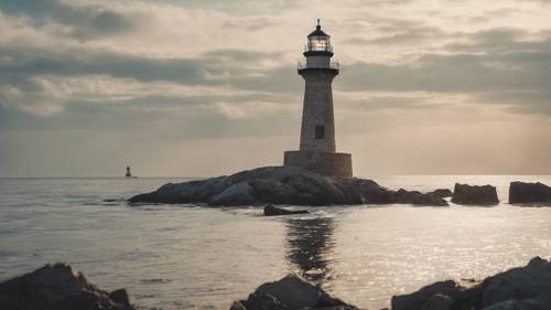 Un faro tranquilo junto al mar, con una cita inspiradora tallada en piedra en su base.