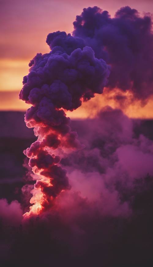 Kłębiąca się chmura ciemnofioletowego dymu na tle zachodu słońca