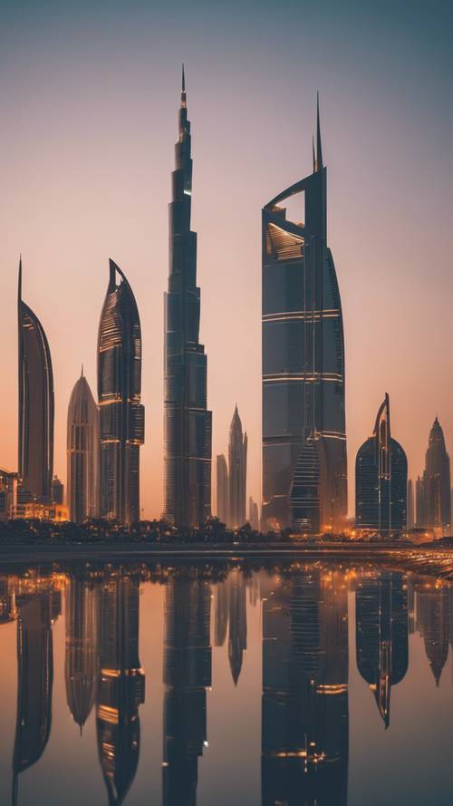 Футуристический горизонт Дубая в сумерках, заходящее солнце придает изящной архитектуре волшебное сияние.