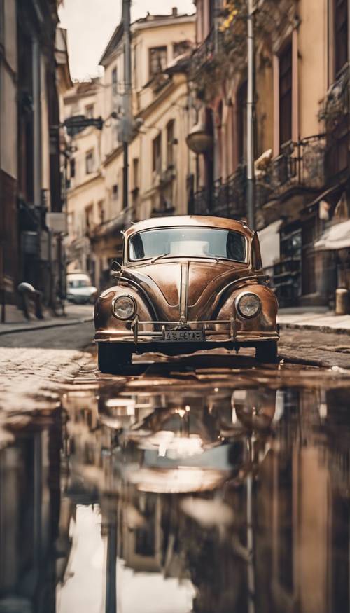 Искаженное отражение улицы старого города в полированном винтажном металлическом автомобиле.