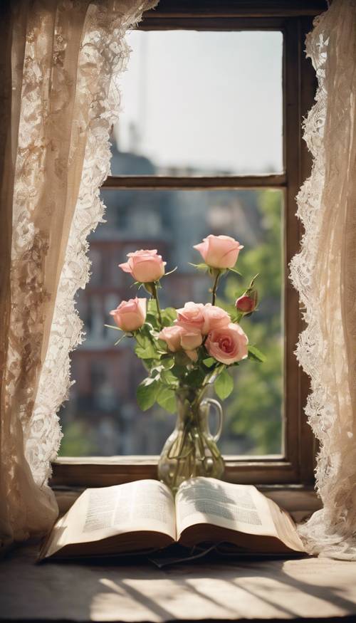 Ein altes offenes Buch auf einer Fensterbank, mit Frühlingsrosen und einem Vintage-Spitzenvorhang.