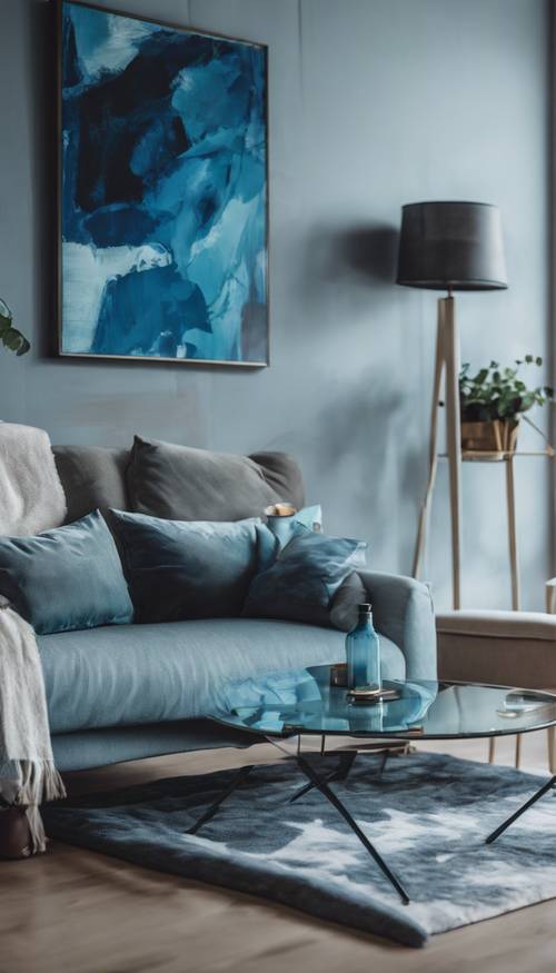 Keskin mavi temalı çağdaş bir oturma odası; rahat bir kanepe, duvarda soyut bir tablo ve cam bir sehpa. duvar kağıdı [c199b0b0d57b4a56b182]
