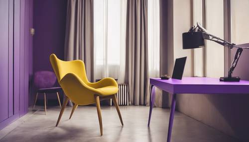 Una silla amarilla y un escritorio morado en un concepto de diseño interior minimalista.