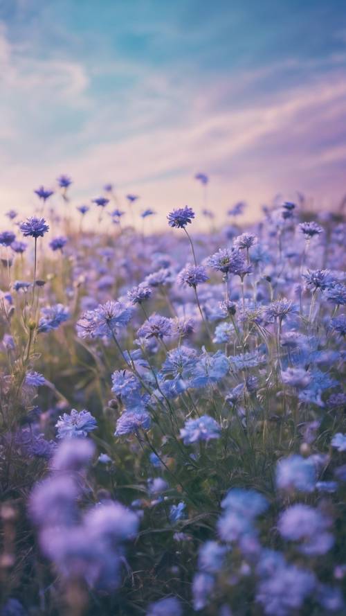 منظر طبيعي سريالي من الزهور الزرقاء الباستيل التي تتفتح تحت سماء بنفسجية.