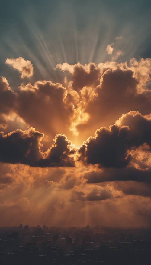 Una puesta de sol con nubes formando un corazón en el cielo.