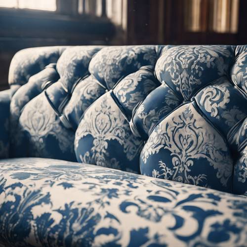 Tappezzeria moderna damascata blu e bianca su un divano vintage.