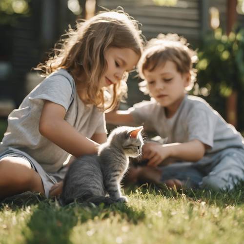 햇살 가득한 잔디밭에서 밝은 회색 새끼 고양이와 놀고 있는 한 무리의 아이들.