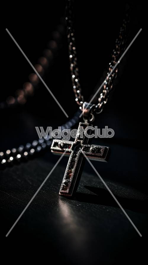 Colgante de cruz brillante en una cadena oscura