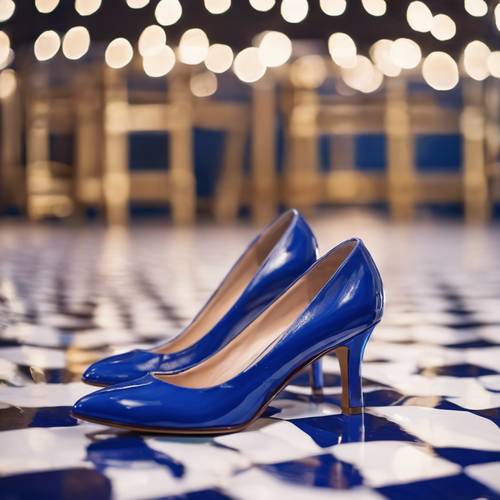 Un par de zapatos de tacón de charol azul real sobre una pista de baile brillante.